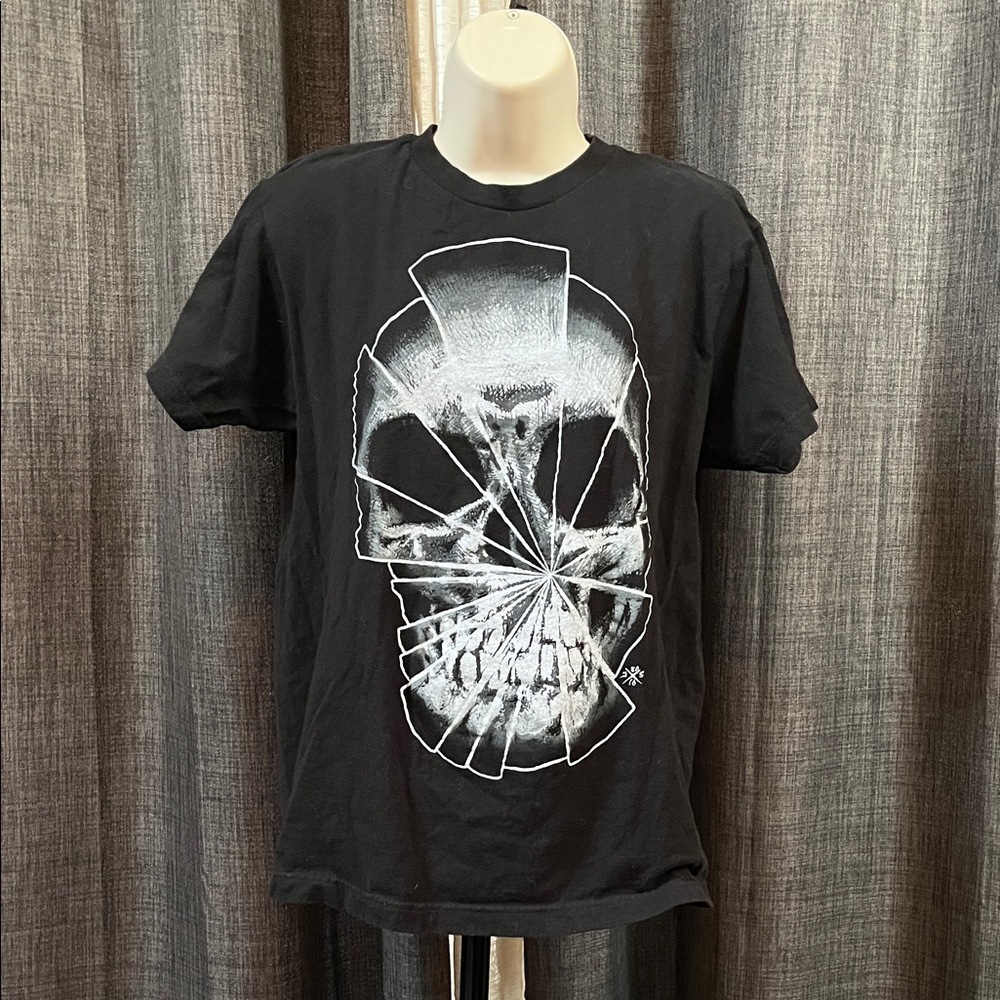 Black Market Art Shattered Skull Graphic T-Shirt - MENS M